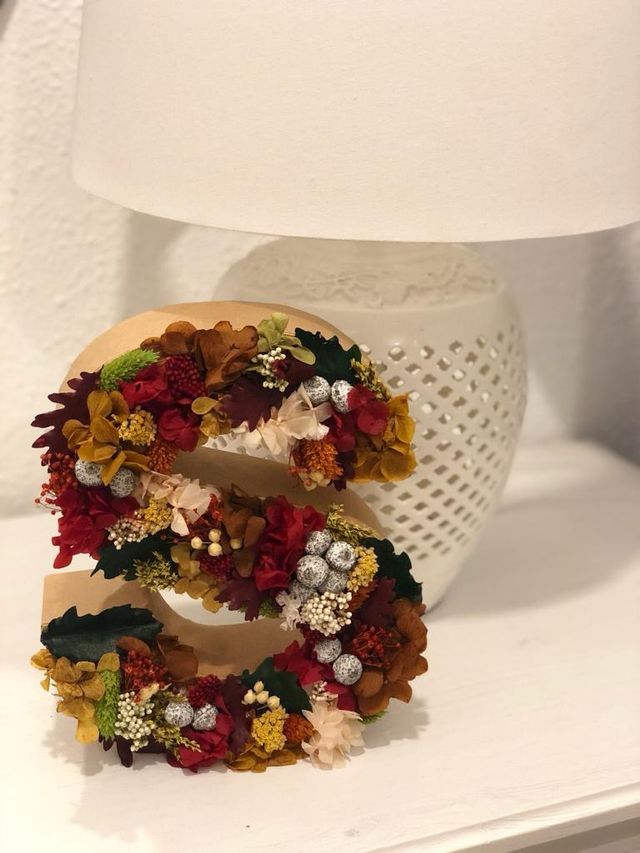 Letra S de flores preservadas