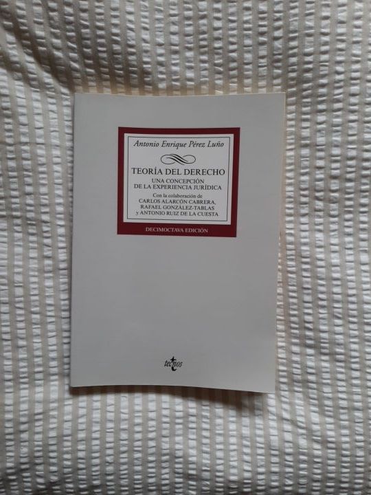 Libro Teoría del derecho (1°) Universidad Sevilla