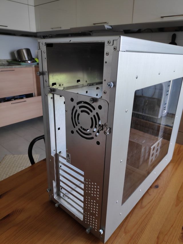 Torre Caja de de ordenador de aluminio LIAN-LI de segunda mano por 50