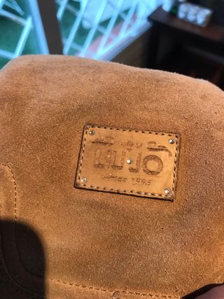 Botas Liu-jo de ante y peludas por dentro de niña de segunda mano por 19  EUR en Barcelona en WALLAPOP