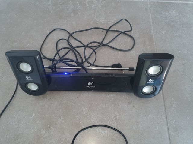 Altavoces Logitech.