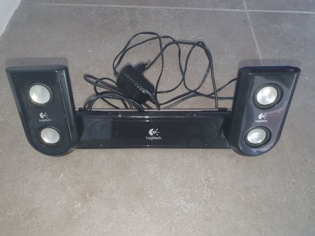 Altavoces Logitech.