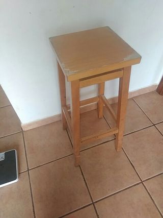 Taburete de madera maciza con asiento de anea Altura total Se env/ía montado 67 cm