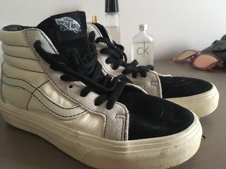 vans negra con caña