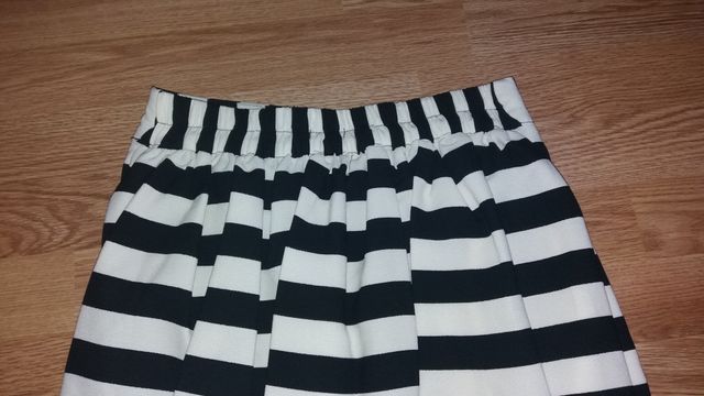 Falda corta tableada vuelo