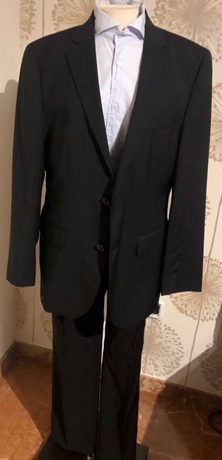 Traje lana negro Hugo Boss de segunda mano por 200 EUR en Cullera en  WALLAPOP