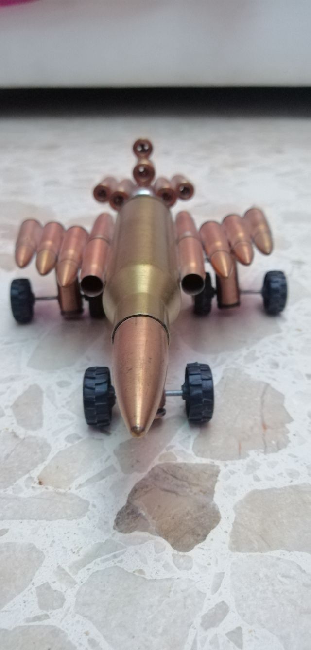 Avión hecho de balas reales