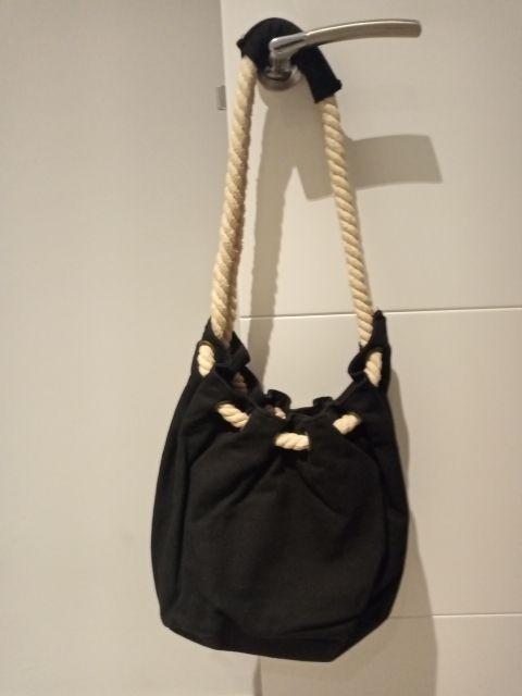 bolso negro y cuerda crudo