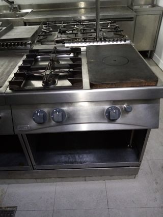 COCINA INDUSTRIAL 2 FUEGOS + PLANCHA. de segunda mano por 999 EUR en Alcalá  de Henares en WALLAPOP