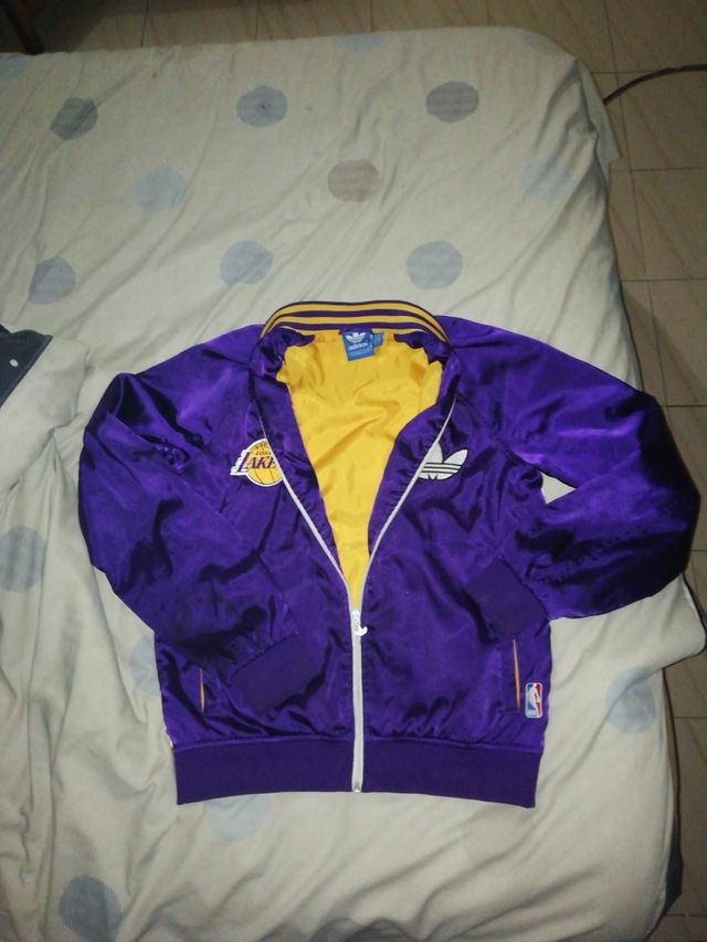 argumento Oscurecer Calle principal Chaqueta Adidas los ángeles Lakers NBA de segunda mano por 100 € en Torredembarra en WALLAPOP argumento Oscurecer Calle principal Chaqueta Adidas los ángeles Lakers NBA de segunda mano por 100 € en Torredembarra en WALLAPOP