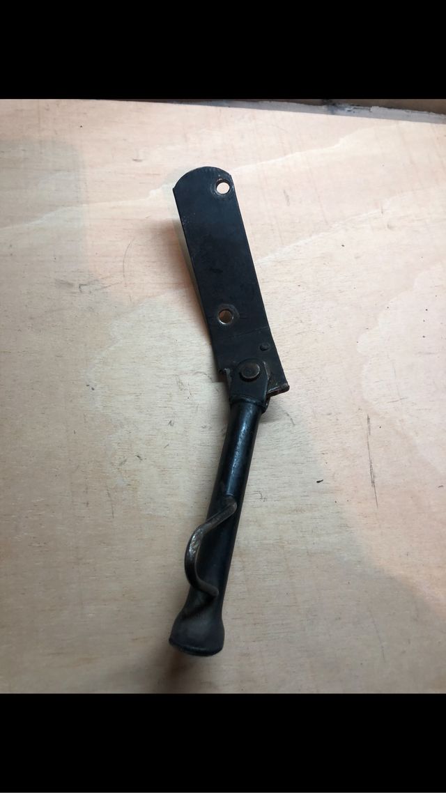 Caballete lateral scooter