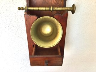 Mueble con almirez antiguo de bronce