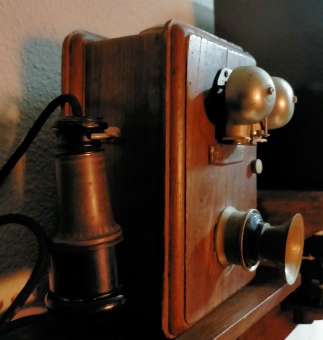 antiguo teléfono de madera