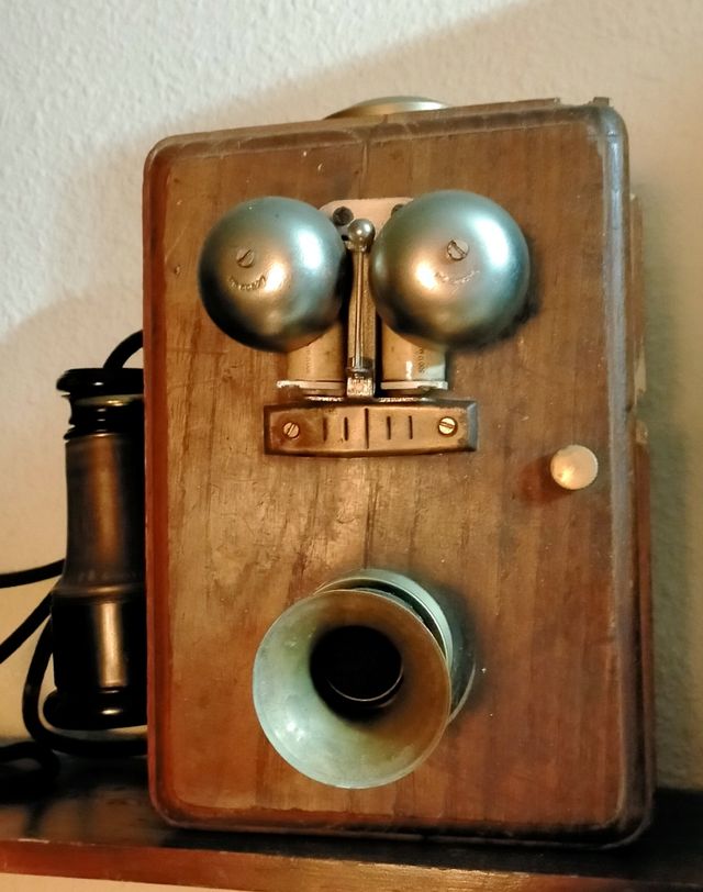 antiguo teléfono de madera