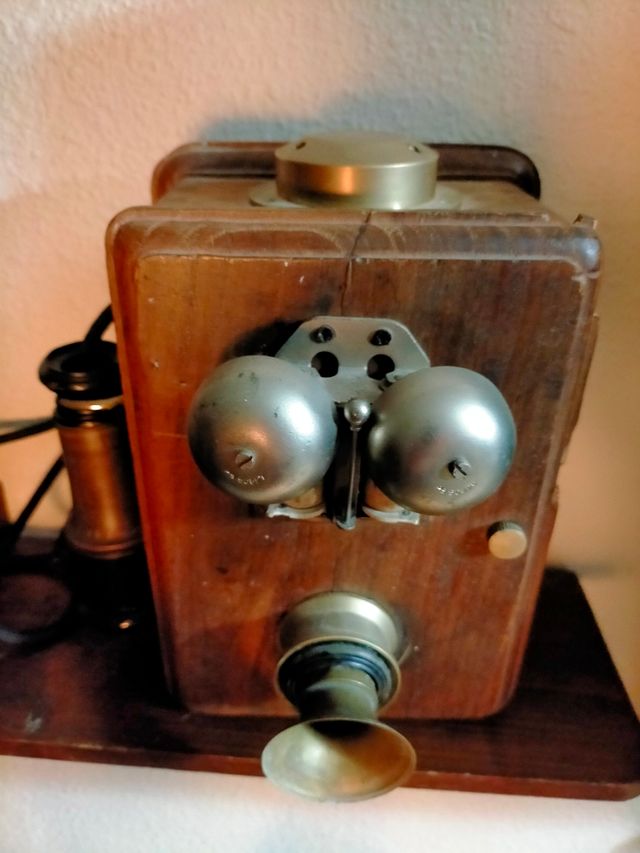 antiguo teléfono de madera