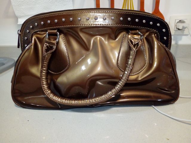BOLSO DORADO CHAROL