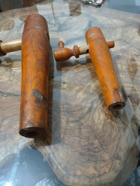 dos grifos de madera.