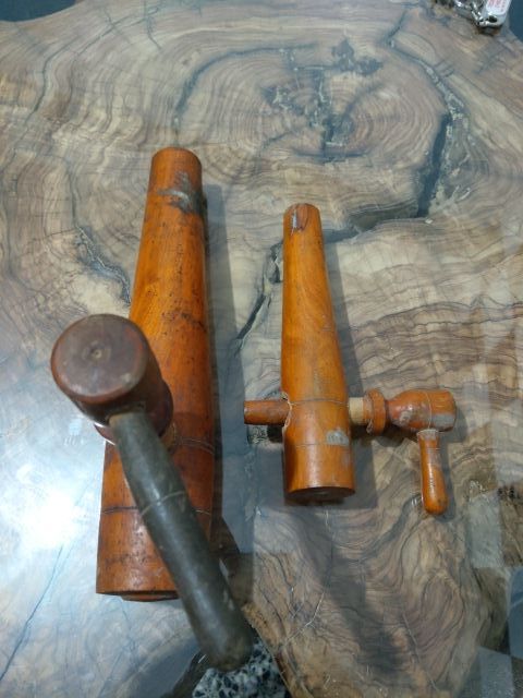 dos grifos de madera.