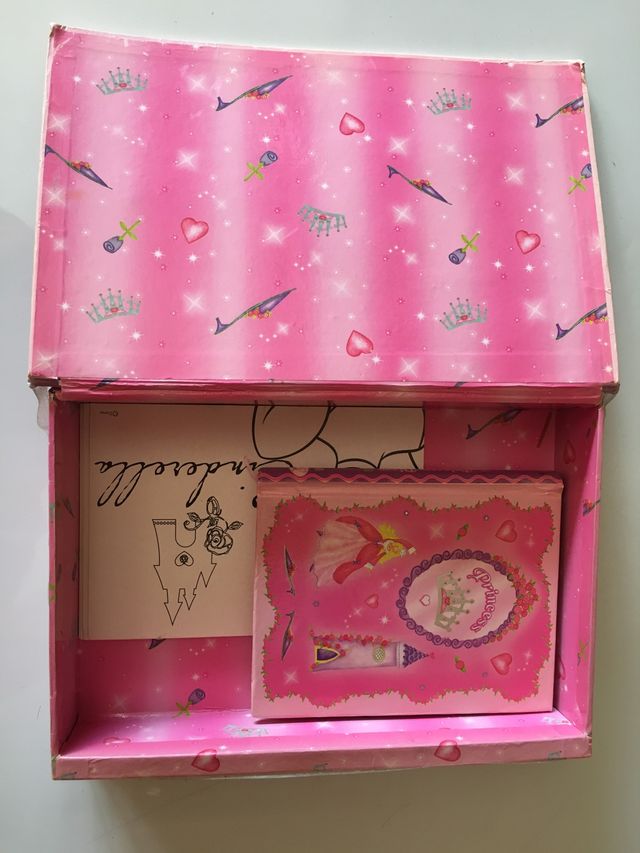 Caja de princesas con diario y postales de Disney