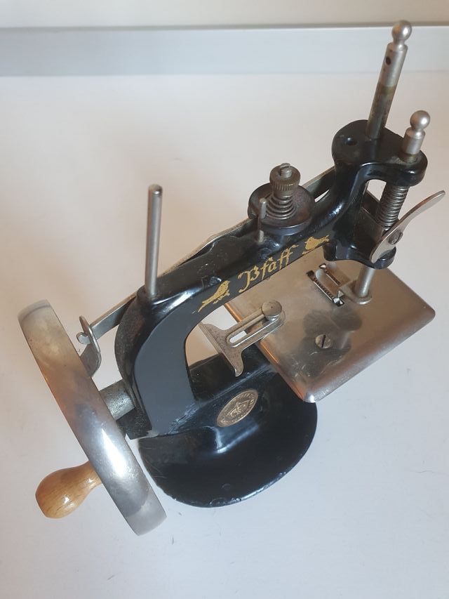 Maquina de coser . juguete de segunda mano por 200 EUR en Barcelona en
