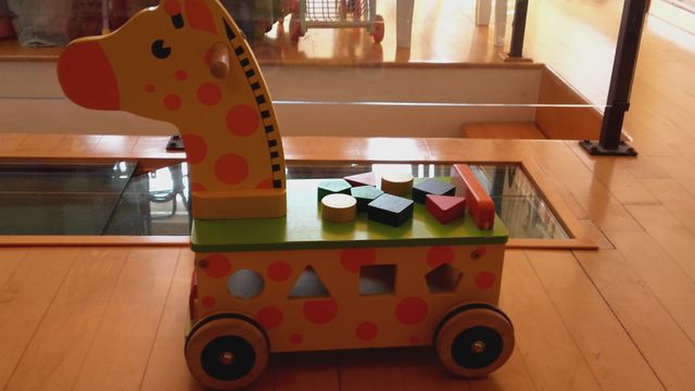 Girafa andadora de madera con formas geométricas