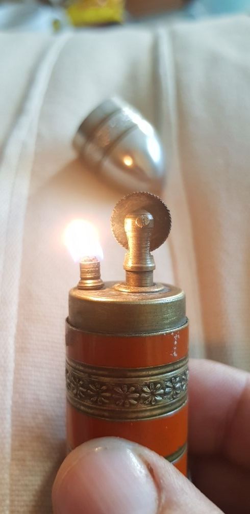 Antiguo mechero de gasolina militar