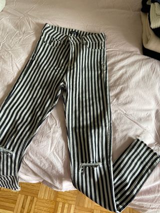 Pantalón vaquero rayas Bershka de segunda mano por 6 EUR en San Agustín del  Guadalix en WALLAPOP
