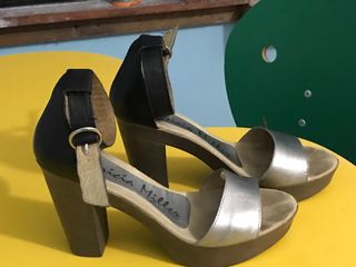 Sandalias con cuña cogidas al tobillo de segunda mano por 12 EUR en Lloixa  en WALLAPOP