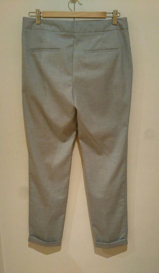 Pantalón gris mujer Zara Basic de segunda mano por 12 EUR en Igualada en  WALLAPOP
