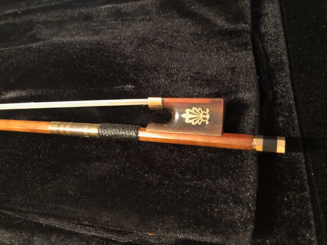 ARCO VIOLÍN FLOR DE LIS Y NACAR