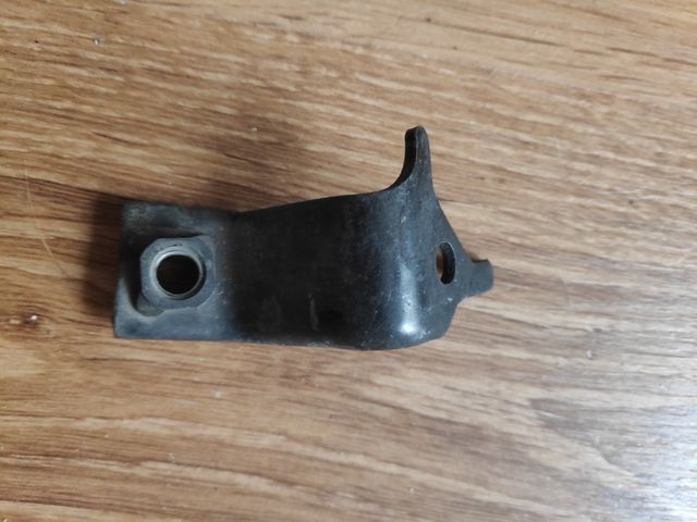 Abrazadera del claxon SV650