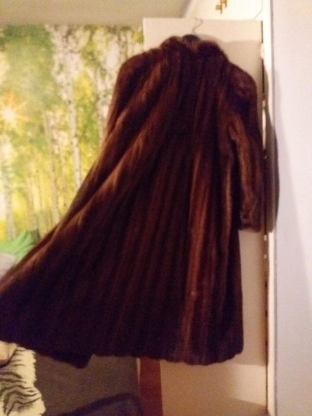 Abrigo  de piel curtida.No es piel sintética.