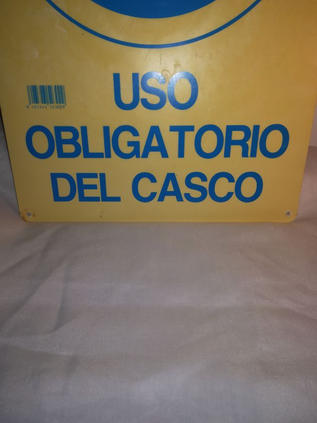 cartel USO DEL CASCO