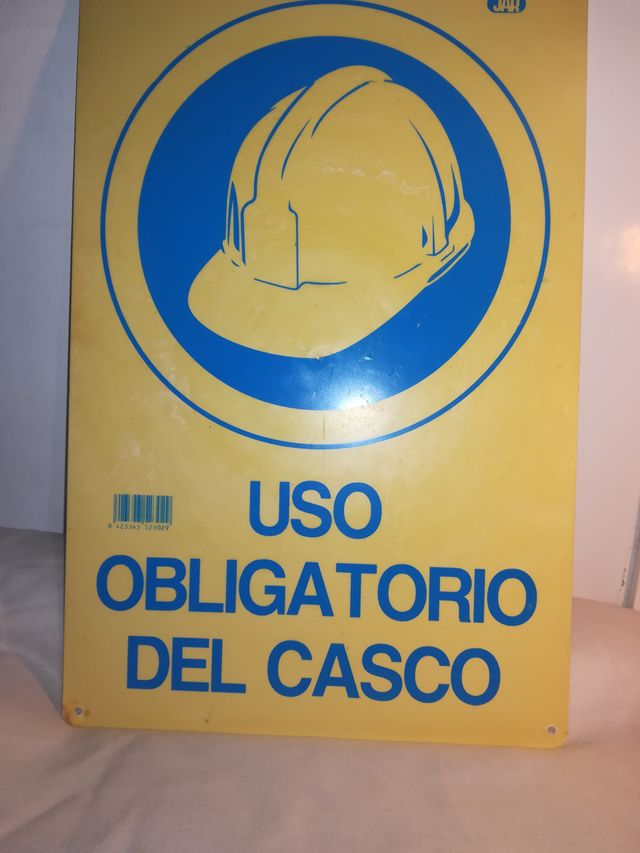 cartel USO DEL CASCO