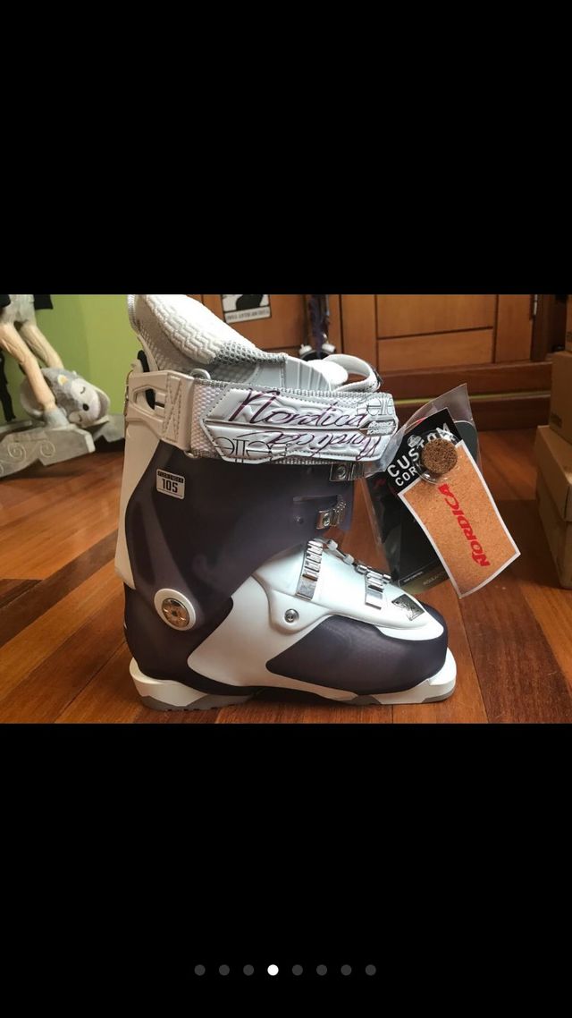 Scarponi da sci, due calze, da donna