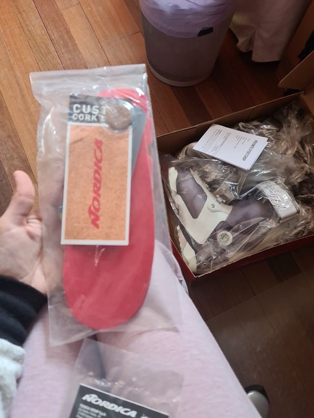 Scarponi da sci, due calze, da donna