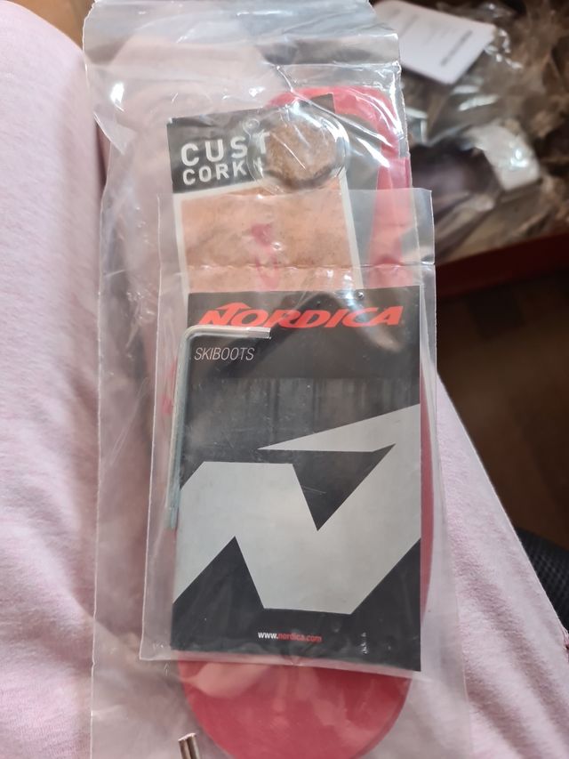 Scarponi da sci, due calze, da donna