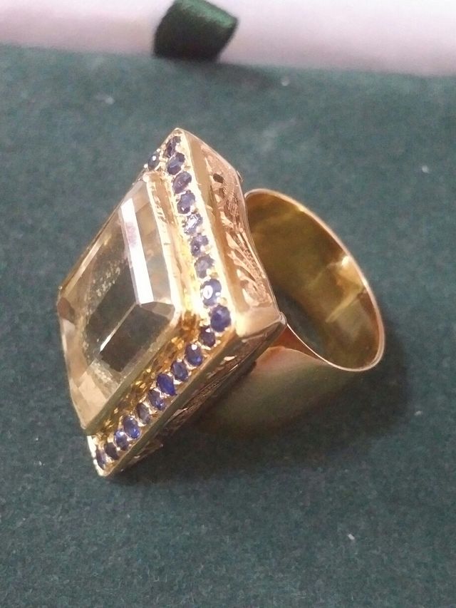 Anillo -Sello oro 18k-topacio imperial y zafiros