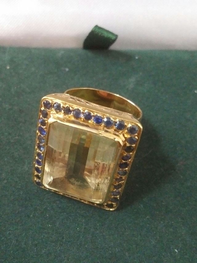 Anillo -Sello oro 18k-topacio imperial y zafiros