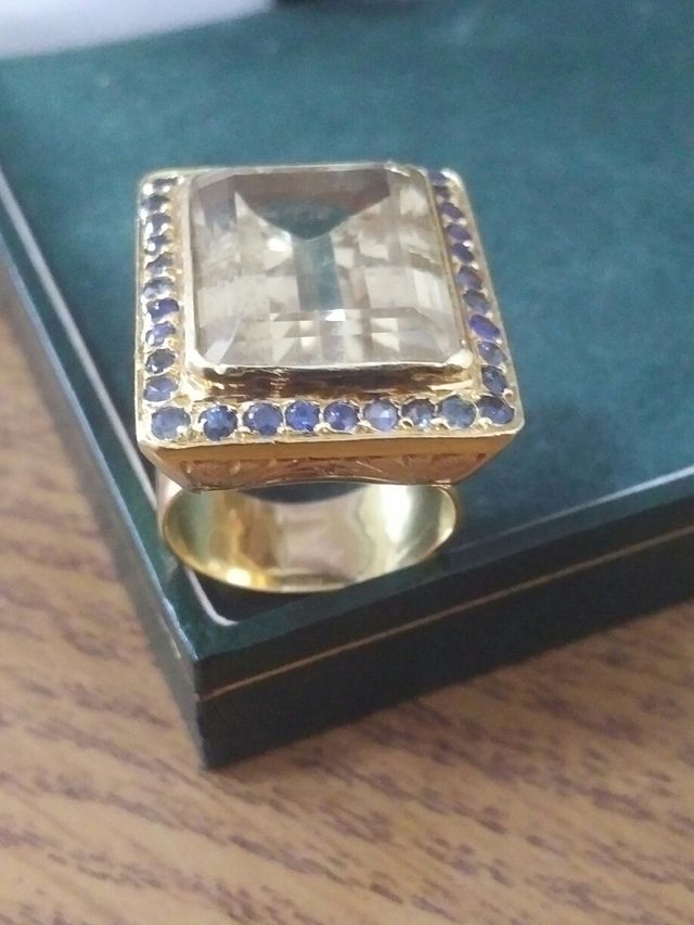 Anillo -Sello oro 18k-topacio imperial y zafiros