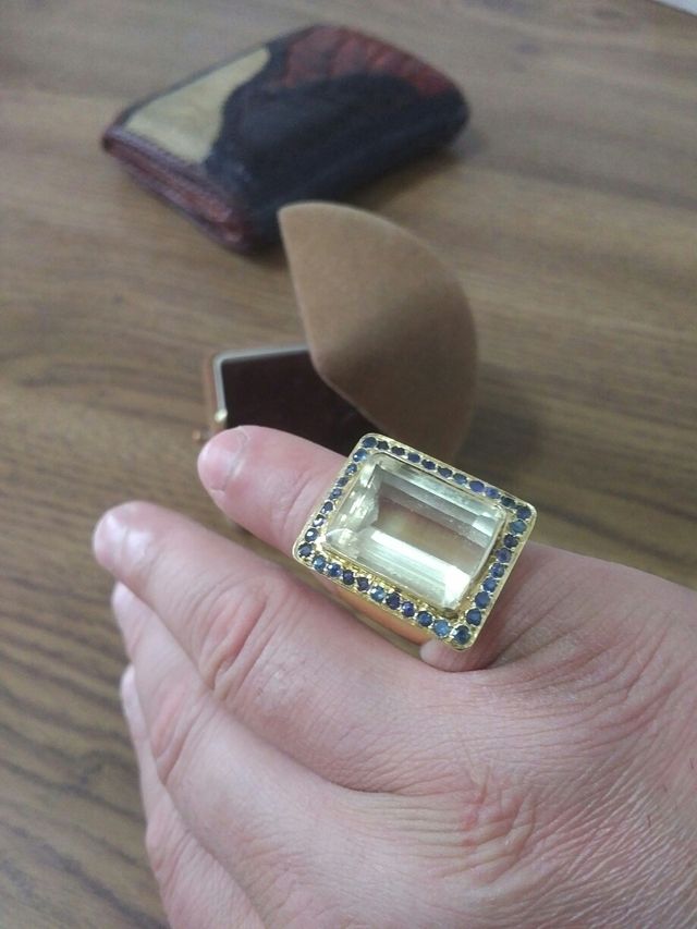Anillo -Sello oro 18k-topacio imperial y zafiros