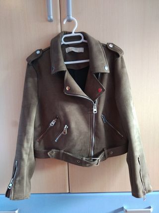 Chaqueta verde de antelina de Zara, L. de segunda mano por 15 EUR en  Valencia en WALLAPOP