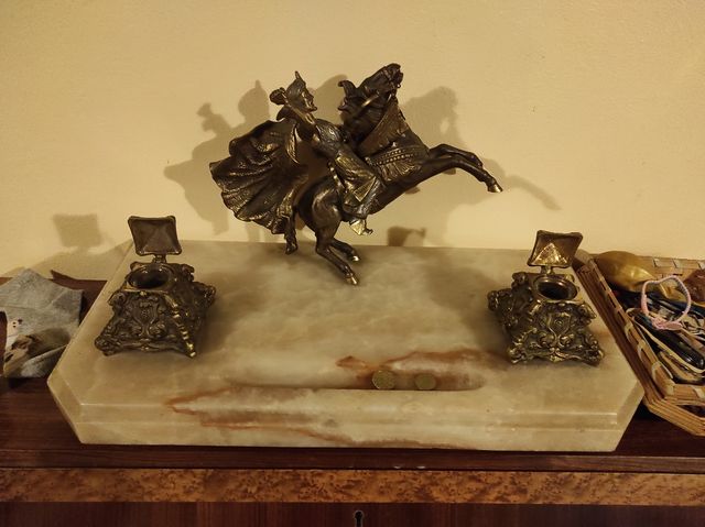 Tintero de mármol y bronce