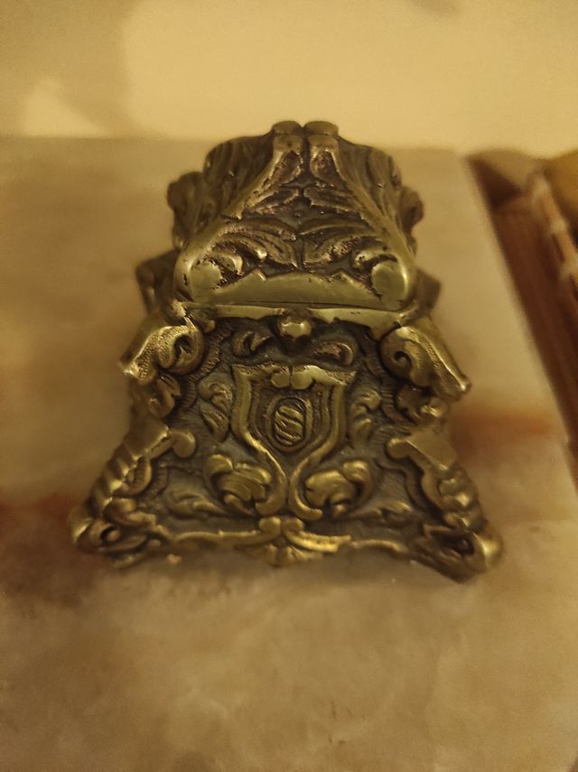 Tintero de mármol y bronce