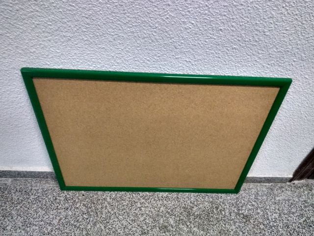 Tablero de corcho 80x60 cm.