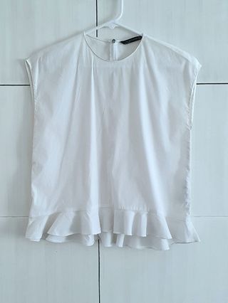 Blusa con volantes en manga de segunda mano en Burgos en Blusa con volantes de segunda mano en WALLAPOP