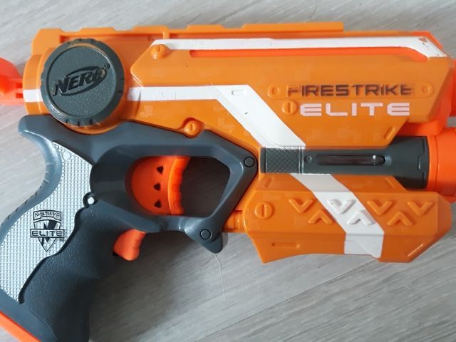 Pistola NERF.