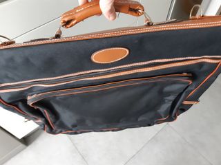 Porta trajes de cuero de segunda mano por 15 EUR en Madrid en WALLAPOP