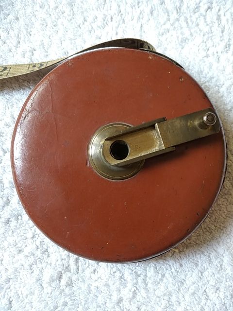 FITA MEDIDA ANTIGA FEITA DE TECIDO, COURO E BRONZE.