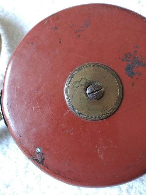 ANTIGUA CINTA MÉTRICA DE TELA, CUERO Y BRONCE.